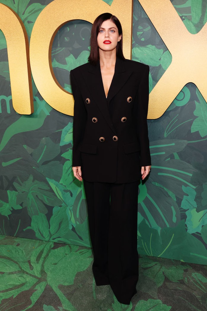 Setelah memakai gaun transparan di red carpet, Alexandra Daddario dari serial 'The White Lotus' beralih ke setelan jas model oversized karya Alexandre Vauthier di acara After Party yang diadakan oleh HBO. Foto: Getty Images/David Livingston