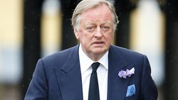 8 Foto Andrew Parker Bowles, Sang Letnan Eks Suami Camilla