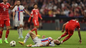 Meme Lewandowski Gagal Bobol Bayern: Pakai Rok hingga Berkumis