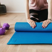 Cara Membersihkan Matras Yoga secara Mudah di Rumah, Biar Nggak Cepat Rusak dan Jadi Sarang Bakteri!