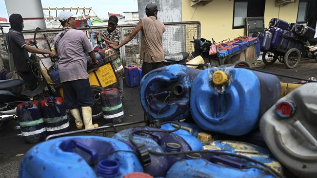 Polda DIY menyelidiki dugaan keterlibatan oknum Polairud dalam distribusi BBM untuk nelayan di Pantai Sadeng. Tindakan tegas akan diambil jika terbukti.