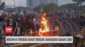 VIDEO: Berupaya Terobos Kawat Berduri, Mahasiswa Bakar Cone