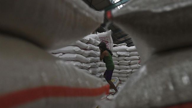 BPS mencatat harga beras sebesar Rp11.877 per kilogram (kg) pada November 2022. Harga ini naik tipis dari Rp11.837 per kg pada Oktober 2022.