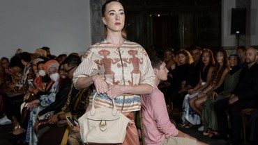 Dewi Maya Hadirkan Desain Tas Kulit Elegan di New York Indonesia Fashion Week