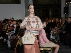 Dewi Maya Hadirkan Desain Tas Kulit Elegan di New York Indonesia Fashion Week