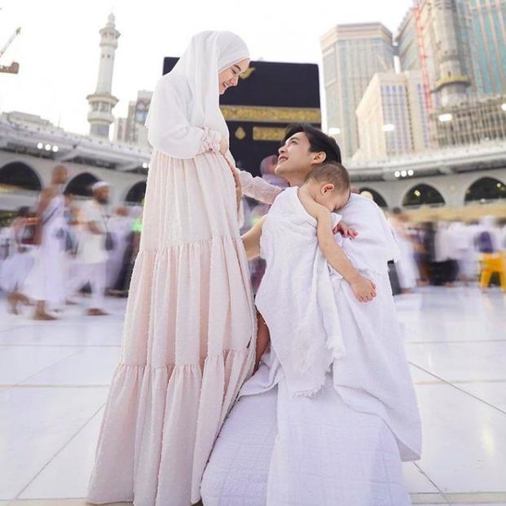 <p>Artis Dinda Hauw mengumumkan kehamilan keduanya saat menunaikan ibadah umrah di Tanah Suci. Pada 2022 lalu, Dinda mengunggah fotonya bersama sang suami dan anak pertamanya di depan Ka'bah di Mekkah. Dalam potret ini, Dinda tampak memegang baby bump kehamilannya yang sudah terlihat besar. "<em>Bismillah</em>... tadinya belum mau posting karna masih kecil tapi karna udah ada yang bocorin duluan di tiktok dan jadi banyak banget yang nanya, yaudah semoga bisa menambah doa-doa dari teman teman semuanya. ADIK NYA SHAKA IS COMING SOON he he he," tulis Dinda di Instagram. Dinda Hauw melahirkan anak keduanya, Arashkaba Muhammad Mbayang, pada Maret 2023. (Foto: dok. Instagram Dinda Hauw)</p>