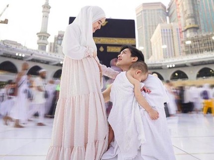 Dinda Hauw Hamil Anak Kedua, Unggah Foto Baby Bump di Depan Ka'bah Mekkah