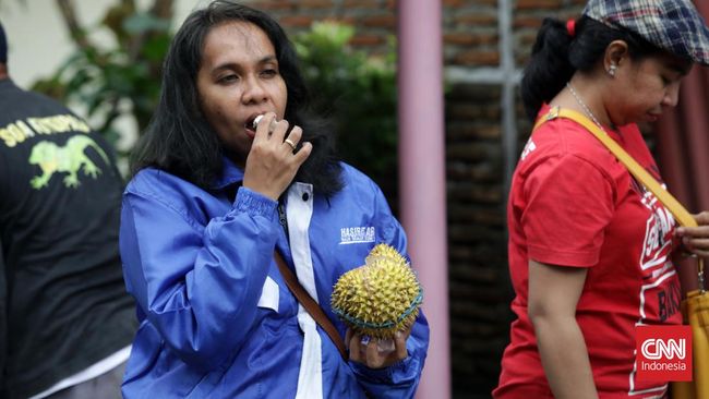 Durian merupakan salah satu buah yang mengandung alkohol. Lantas, bagaimana hukum makan durian dalam Islam?