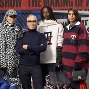 Kembali ke NYFW, Tommy Hilfiger Ambil Inspirasi dari Andy Warhol dan Gandeng Julia Fox Jadi Model