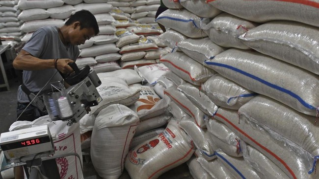 Kementerian Pertanian buka suara alasan Bulog kesulitan menyerap beras langsung dari petani. Padahal, saat ini ada 1,8 juta ton beras yang siap diserap.