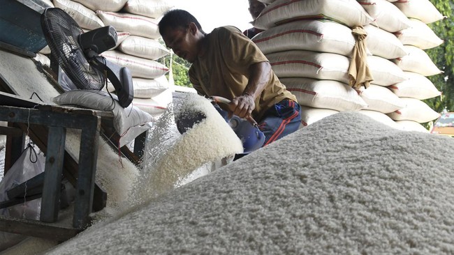 DPR meminta Kementan memasok cadangan beras pemerintah ke Bulog sebanyak 600 ribu ton dalam seminggu. Kalau gagal, berarti data beras pemerintah kacau.
