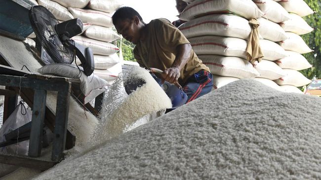 Pedagang Pasar Sebut Harga Beras Naik, Hampir Rp14 Ribu per Kg - CNN Indonesia