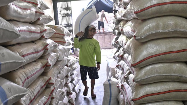 Sejumlah pedagang mengeluh kenaikan harga beras dalam beberapa pekan terakhir.