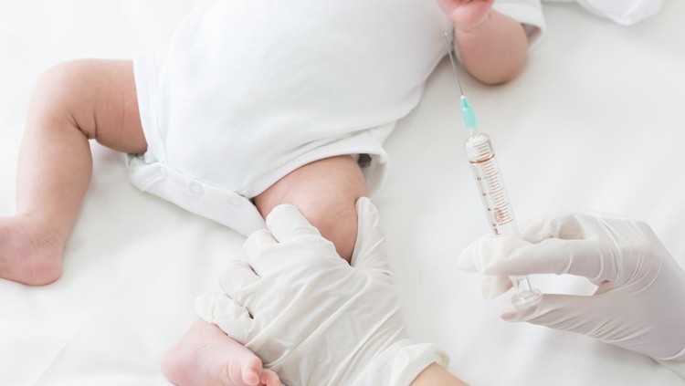Ilustrasi Imunisasi PCV Vaccine, Vaccination Hepatitis B virus for child baby. Doctors vaccinate the thighs of children