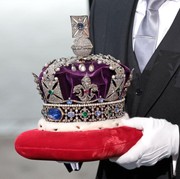 Cari Film dan Serial dengan Latar Belakang Kerajaan Inggirs? Ini Rekomendasi yang Bisa Kamu Tonton