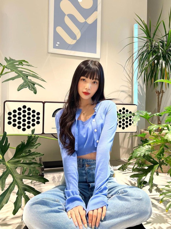 Joy Red Velvet menjadi salah satu selebriti yang sering tertangkap menggunakan crop top sebagai outfit sehari-harinya. Seperti gayanya dalam menggunakan inner dan cardigan crop top yang dipadukan dengan high-waisted jeans. Nggak heran banyak yang terinspirasi dari gaya Joy yang satu ini, ya!/ Foto: instagram.com/_imyourjoy_