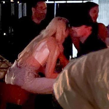 Foto Leonardo DiCaprio & Gigi Hadid Tertangkap Asyik Mesraan Pesta Pora