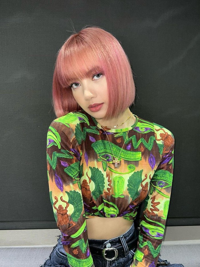 Sama seperti Joy Red Velvet, Lisa BLACKPINK juga menjadi salah satu selebriti perempuan yang kerap menggunakan crop top. Dalam salah satu potretnya, ia tampak mengenakan long sleeves crop top bermotif yang dipadukan dengan jeans berwarna navy./ Foto: instagram.com/lalalalisa_m