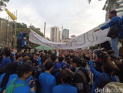Bakar Ban, Mahasiswa Geruduk Balai Kota DKI Minta Anies Tolak Kenaikan BBM