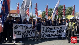 Mahasiswa 6 Kampus Surabaya Tolak BBM Naik, Kepung Gedung Grahadi