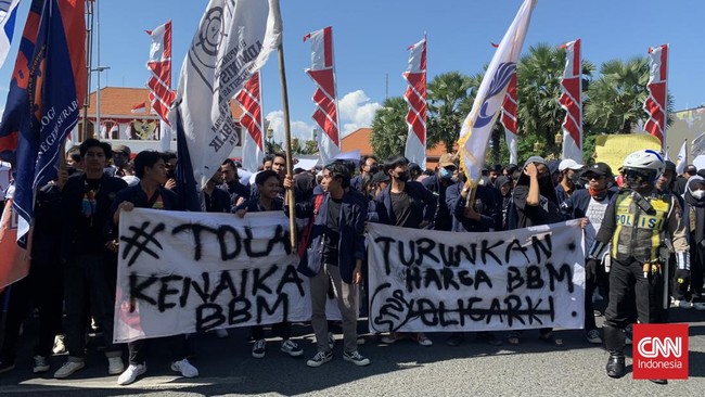 Massa aksi dari berbagai elemen mahasiswa mengepung Gedung Negara Grahadi, Surabaya. Mereka menggelar aksi menolak kenaikan harga BBM bersubsidi.