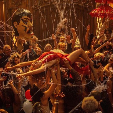 Margot Robbie & Brad Pitt Nikmati Hollywood Era 1920 di Trailer 'Babylon'