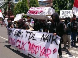 Massa di Trenggalek Gelar Demo Harga BBM Naik-Tolak Tambang Emas