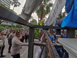 Mahasiswa Demo Goyang-goyang Pagar Balai Kota DKI!