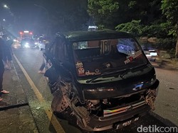 Mobil Pikap Tabrak Tiang Lampu di Bogor, Lalin Tersendat