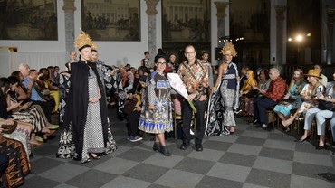 Tari Made Angkat Tema Keselarasan Hidup dalam The Soul of Batik di NYIFW 2022