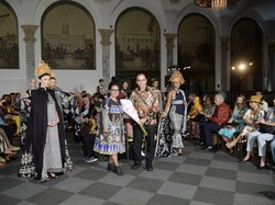 Tari Made Angkat Tema Keselarasan Hidup dalam The Soul of Batik di NYIFW 2022