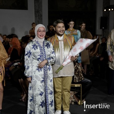 Benz Bawa Kain Kaltim dari Serat Tanaman ke New York Indonesia Fashion Week