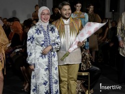 Benz Bawa Kain Kaltim dari Serat Tanaman ke New York Indonesia Fashion Week