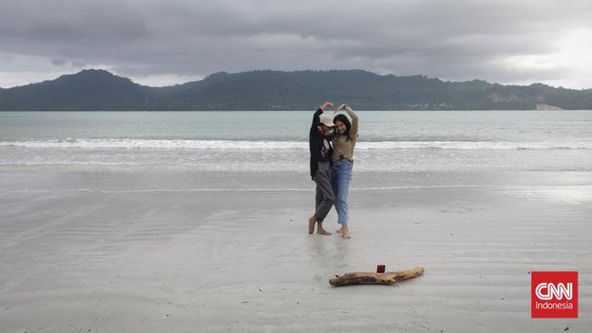 Pantai Natsepa dikungkung Teluk Ambon, membuatnya tak curam sehingga sangat aman bahkan bagi anak-anak.