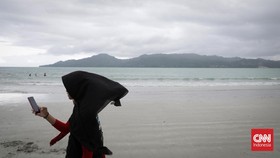 FOTO: Dibuai Pasir Putih dan Angin Sore Pantai Natsepa Ambon