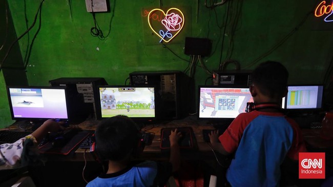 FOTO: Wacana Penghapusan Listrik 450 VA di Tengah Naik Harga BBM