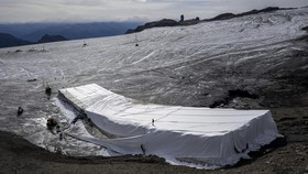 FOTO: Selimuti Gunung, Cara Swiss Cegah Gletser Ribuan Tahun Cair