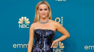 Pesona Reese Witherspoon Mengenakan Perhiasan Berlian Seberat 210 Karat di Emmy Awards 2022
