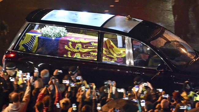 Kerajaan Inggris akan menggelar pemakaman kenegaraan Ratu Elizabeth II Senin (19/9). Rangkaian pemakaman dimulai pukul 06.30 dan selesai 16.00.