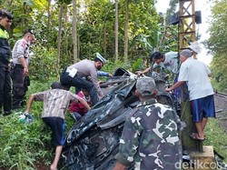 Pajero Terseret Kereta Api Sejauh 50 Meter di Lampung, 2 Orang Tewas