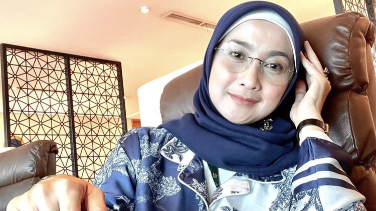 Potret Desy Ratnasari saat umrah. Potret Desy Ratnasari saat umrah.