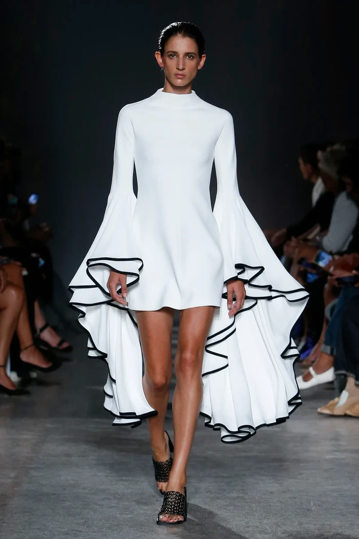 Desain yang dramatis juga bisa terlihat wearable. Seperti dibuktikan label Proenza Schouler yang menampilkan dress aksen ruffles panjang. Foto: Monica Feudi/Go Runway/Vogue