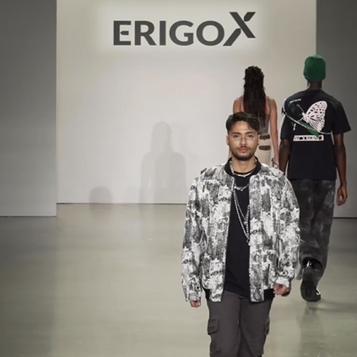 <p>Dalam postingan tersebut, Refal terlihat percaya diri saat catwalk membawakan koleksi terbaru dari merek lokal Erigo.  (Foto: Instagram @erigostore)<br /><br /><br /></p>