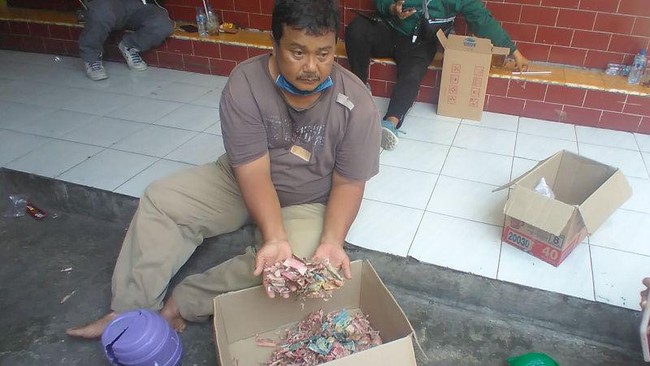 Uang tabungan haji senilai puluhan juta rupiah milik seorang warga Solo, Samin (53), rusak dimakan rayap.