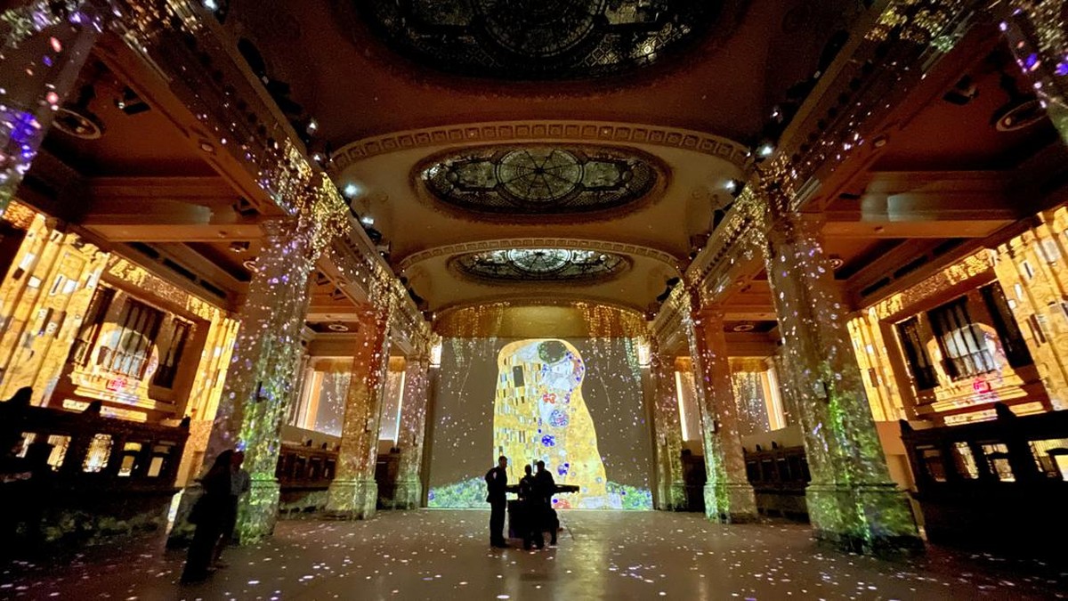 FOTO: Menghidupkan Mahakarya Seniman Gustav Klimt di Manhattan