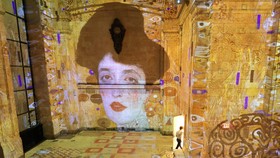 FOTO: Menghidupkan Mahakarya Seniman Gustav Klimt di Manhattan