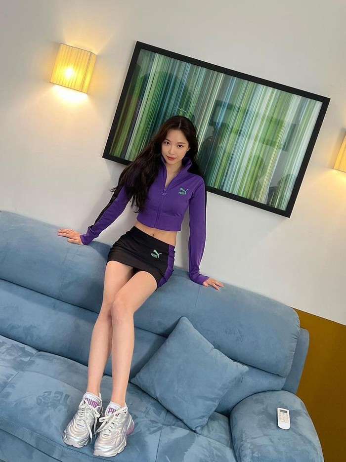 Menampilkan gaya sporty dengan outfit dari brand Puma, Son Na Eun memberikan kesan fresh dan chic di waktu yang bersamaan dengan padu padan jaket crop top dan rok, dilengkapi dengan sneakers./ Foto: instagram.com/marcellasne_