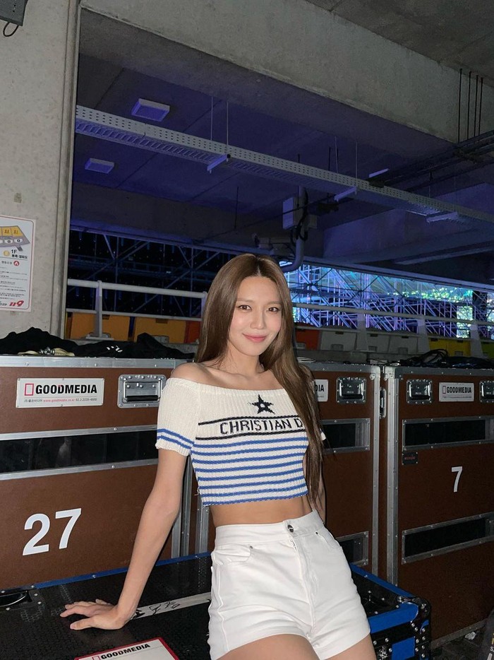 Anggota grup Girls' Generation sekaligus aktris, Sooyoung, tampil kasual dengan shoulder-off crop top serta celana jeans pendek berwarna putih. Cocok banget untuk outfit musim panas nih, Beauties!/ Foto: instagram.com/sooyoungchoi