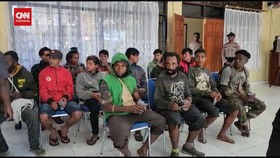 VIDEO: Polisi Evakuasi 10 Operator Alat Berat Proyek Trans Papua