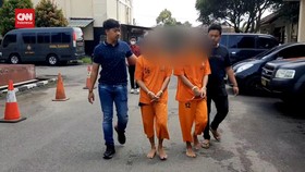 VIDEO: Demi Konten DI Medsos, 2 Pria Ini Tega Siksa Belasan Monyet